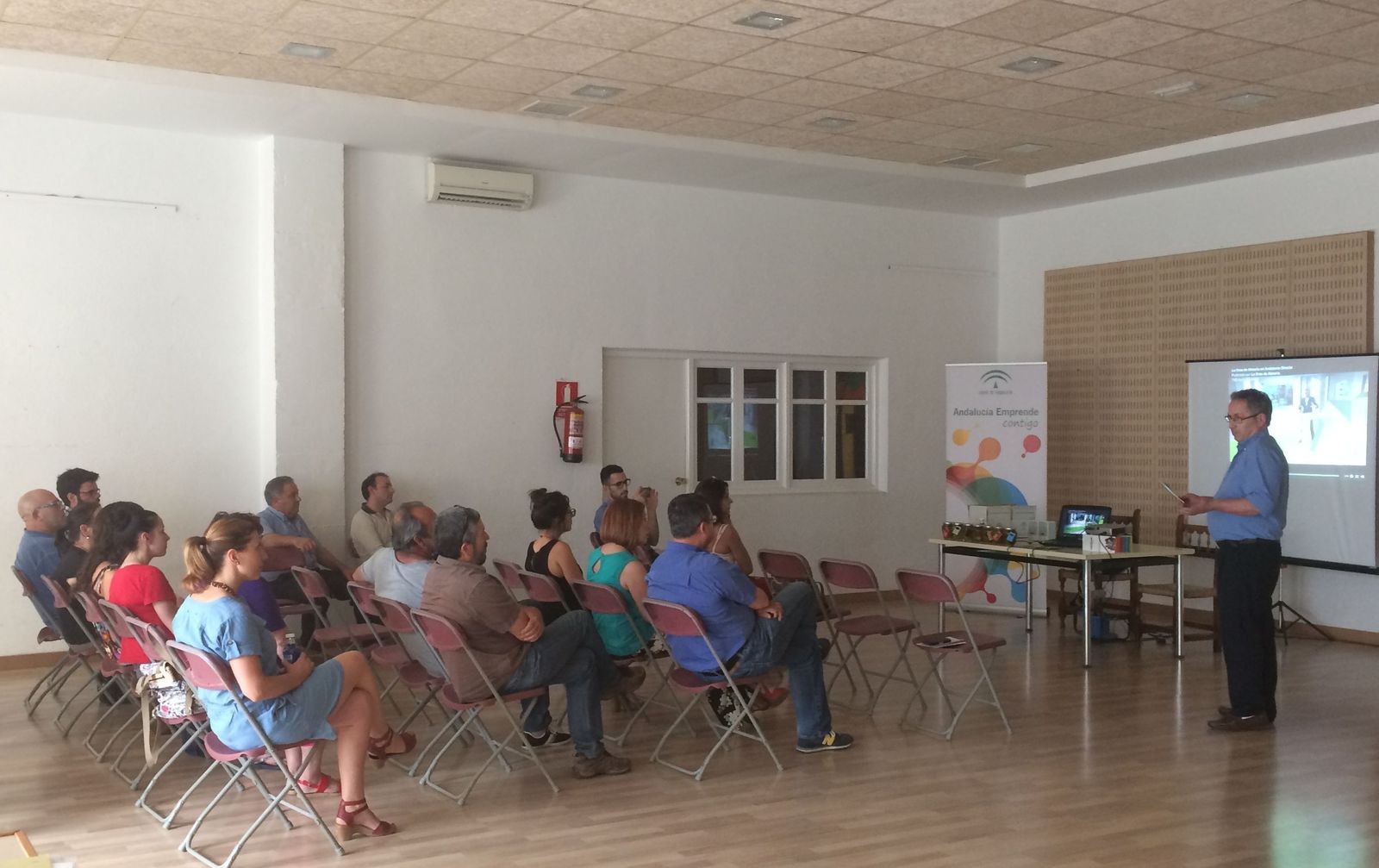 Asistentes y ponente en una jornada organizada por el CADE de Serón.