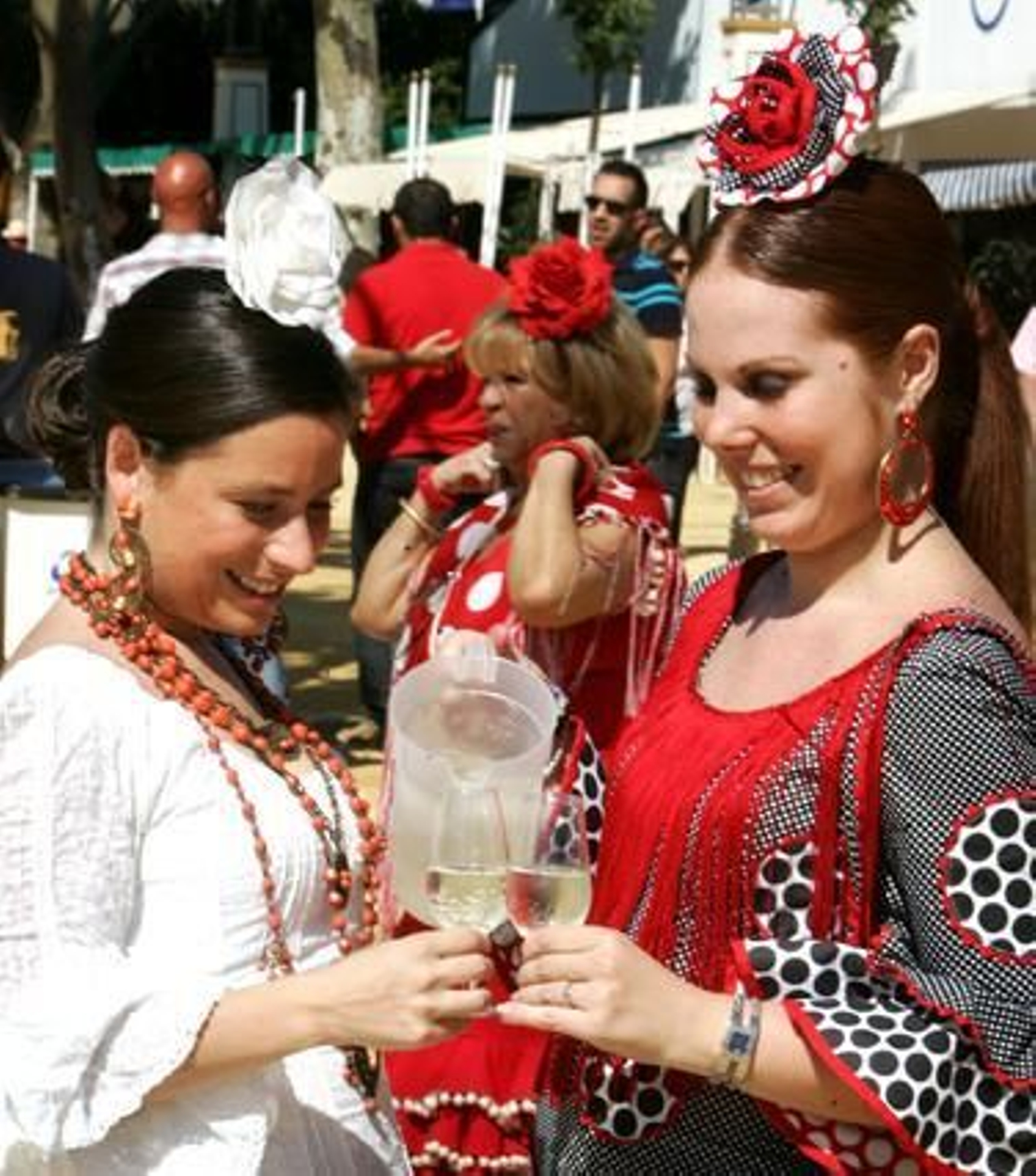 Las altas temperaturas predominaron en el Hontoria, lo que obligó a buscar en todo momento el refrigerio del rebujito.

Foto: Pascual