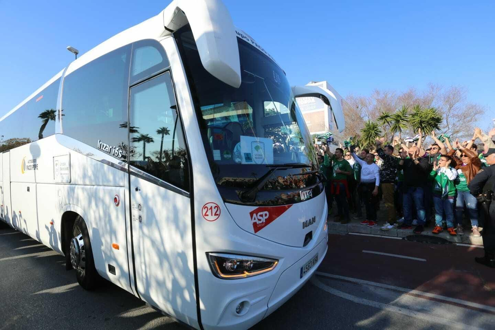 El recibimiento de la afición al Unicaja a su llegada al Martín Carpena para jugar la final de la Copa Del Rey