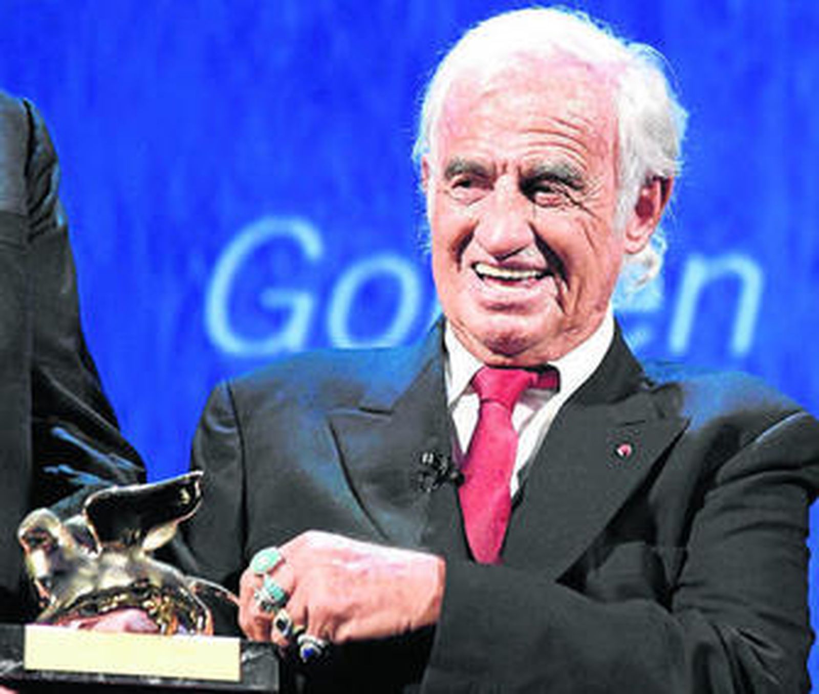 El actor francés Jean-Paul Belmondo, tras recibir el Leon de Oro en el Festival de Cine de Venecia.