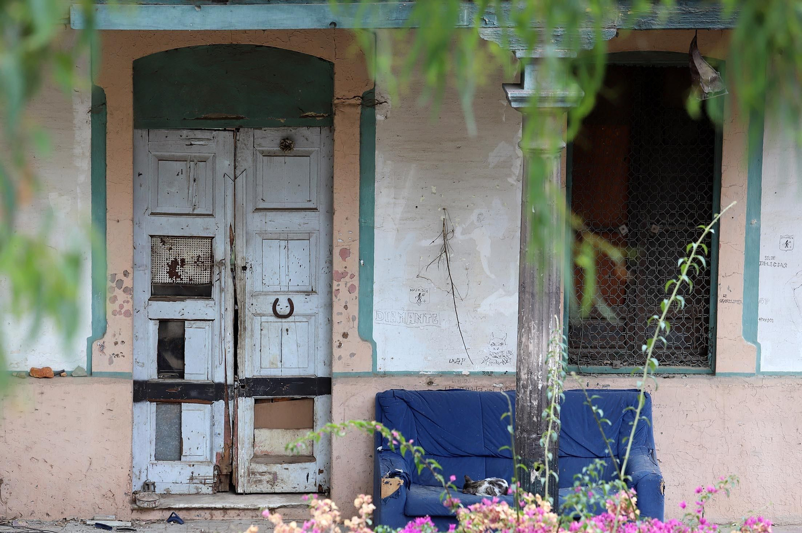 Imágenes del lamentable estado en el que se encuentra la casa  Villa Rosa en el conquero