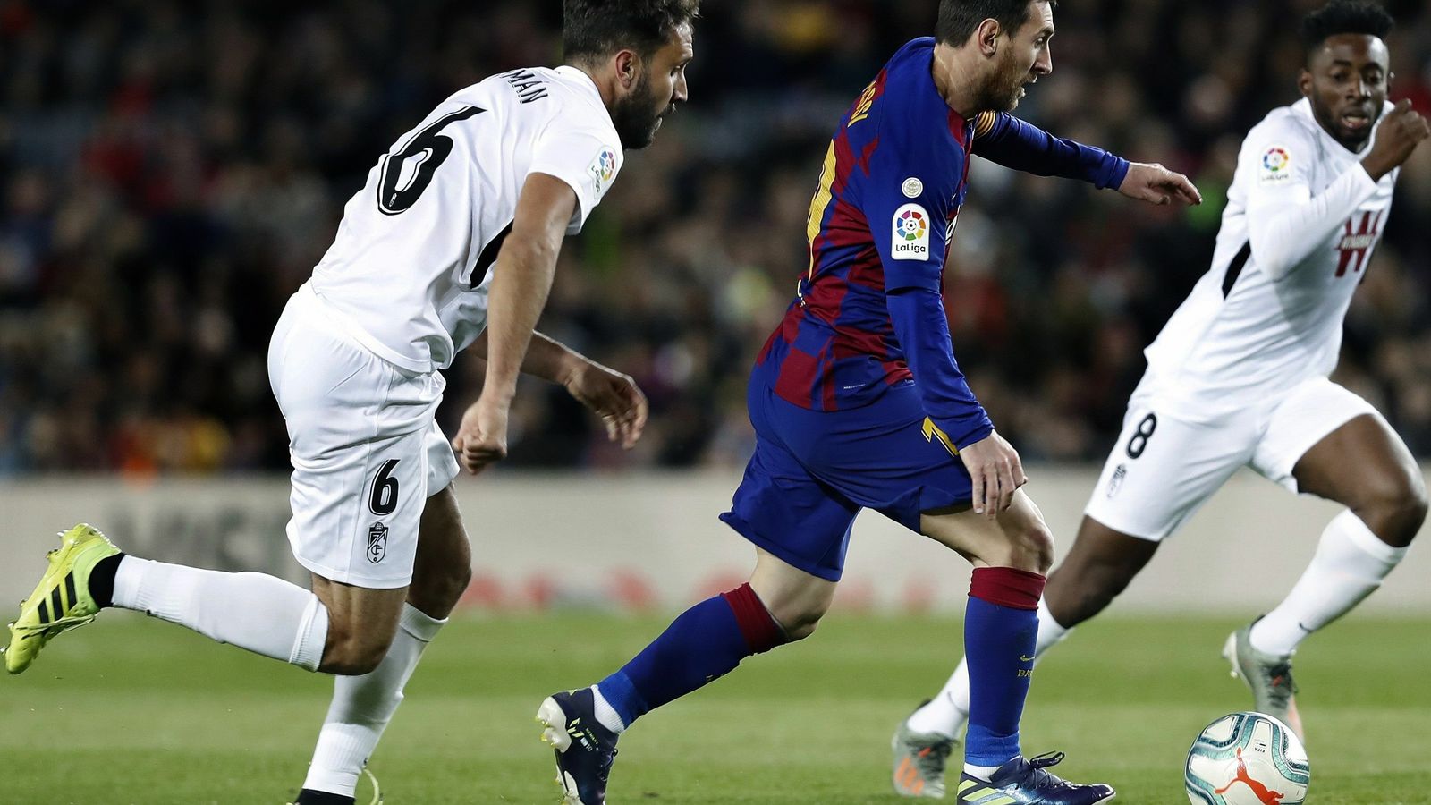 Germán persigue a Messi ante la presencia de Yan Eteki.