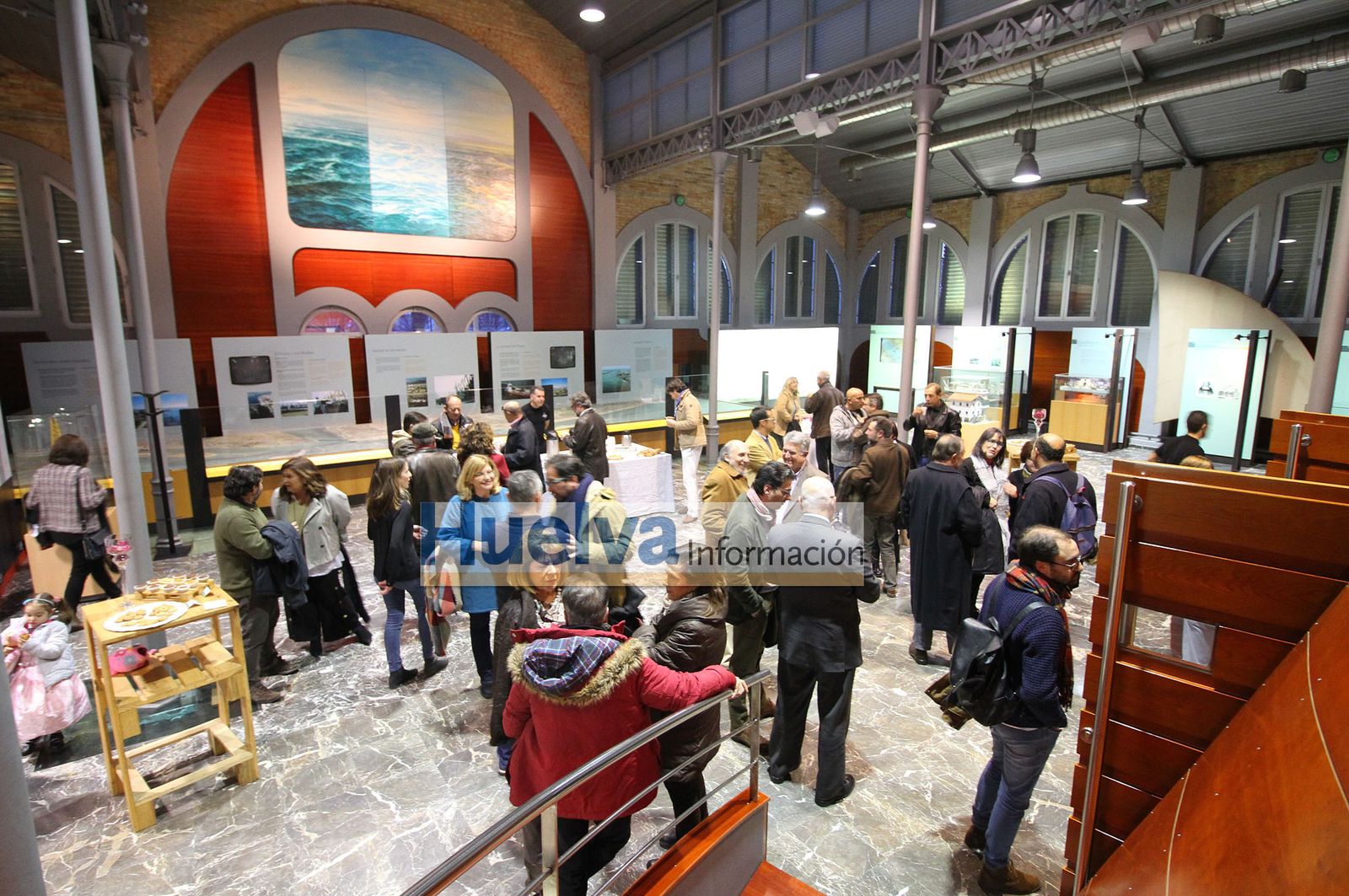 Imágenes de Mª Rosa Calaf recibiendo en premio Ángel Serradilla