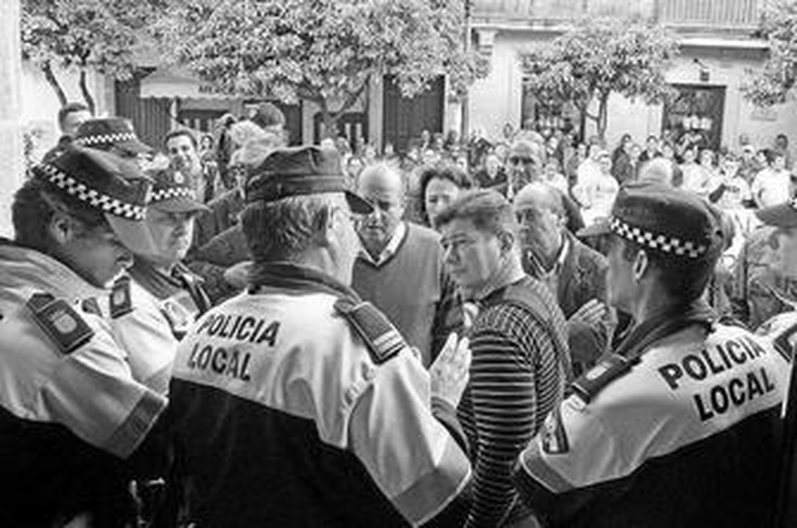 Un amplio dispositivo de policías frena la entrada, ayer, de representantes sindicales al Consistorio jerezano.