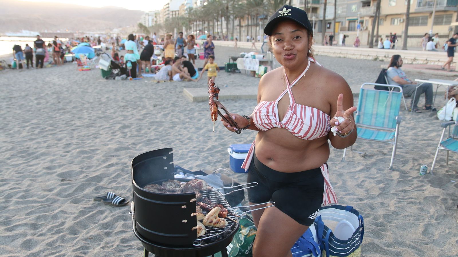 Preparando unos pinchitos.