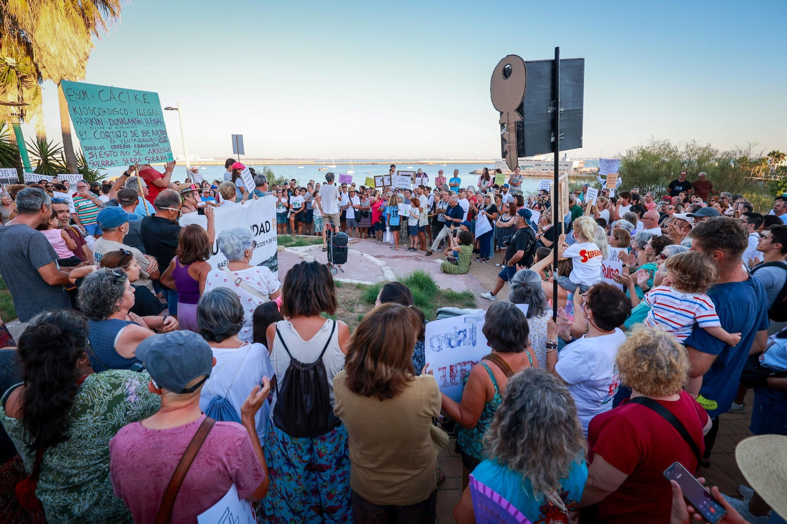 Imagen de la concentración que se formó alrededor del templete del paseo de la Puntilla.