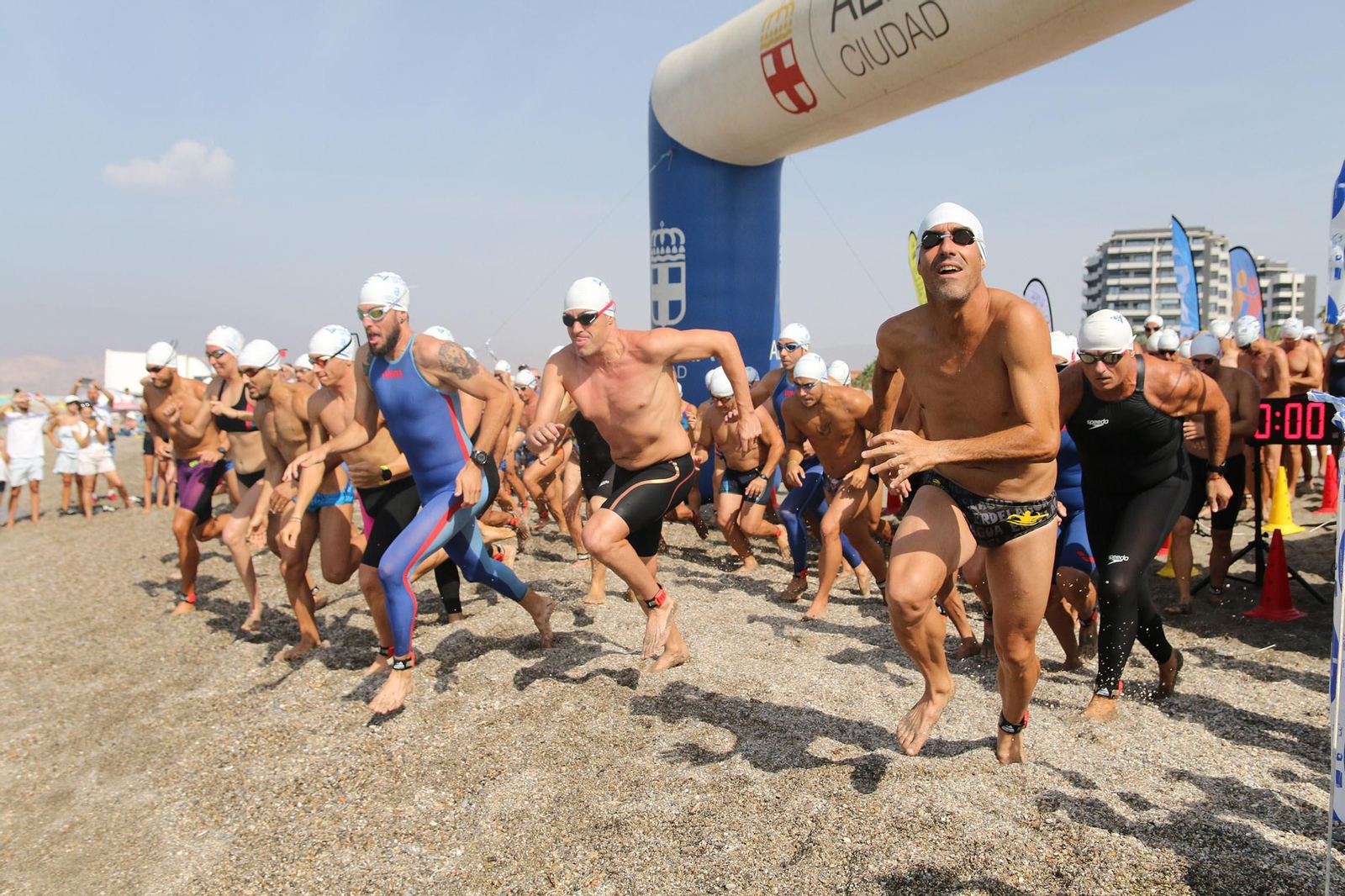 Las imágenes de la Travesía a Nado 'Ciudad de Almería - Carlos Tejada'