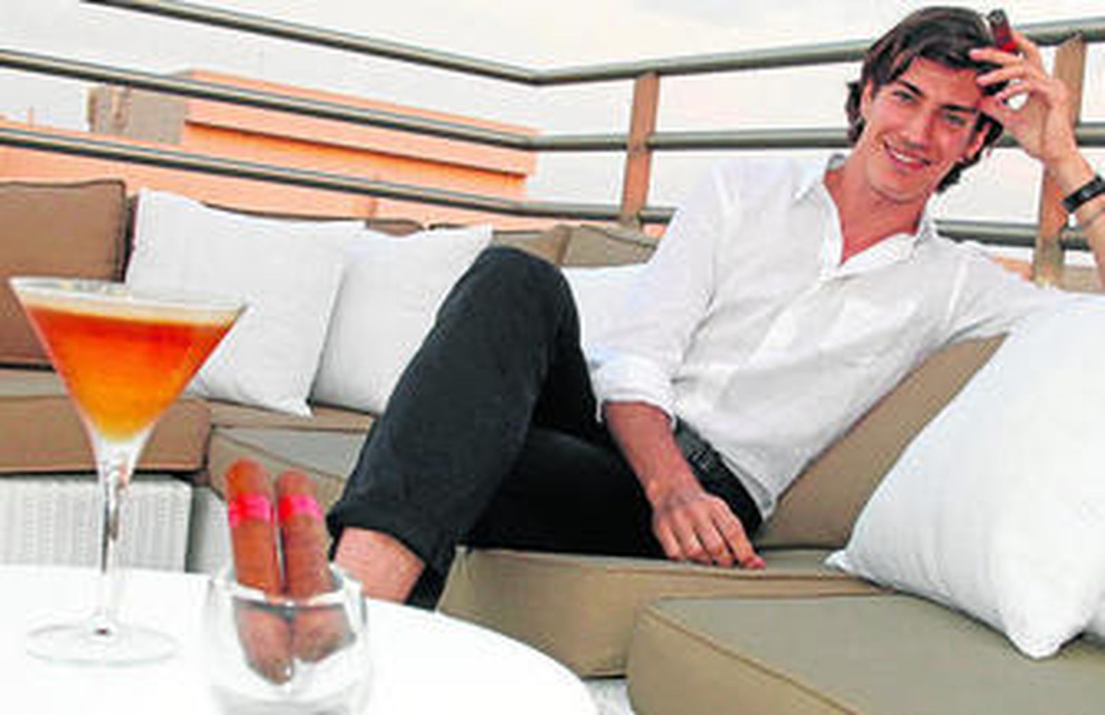 El catalán disfruta en una terraza de verano del sabor de un buen habano, otra de sus grandes pasiones.