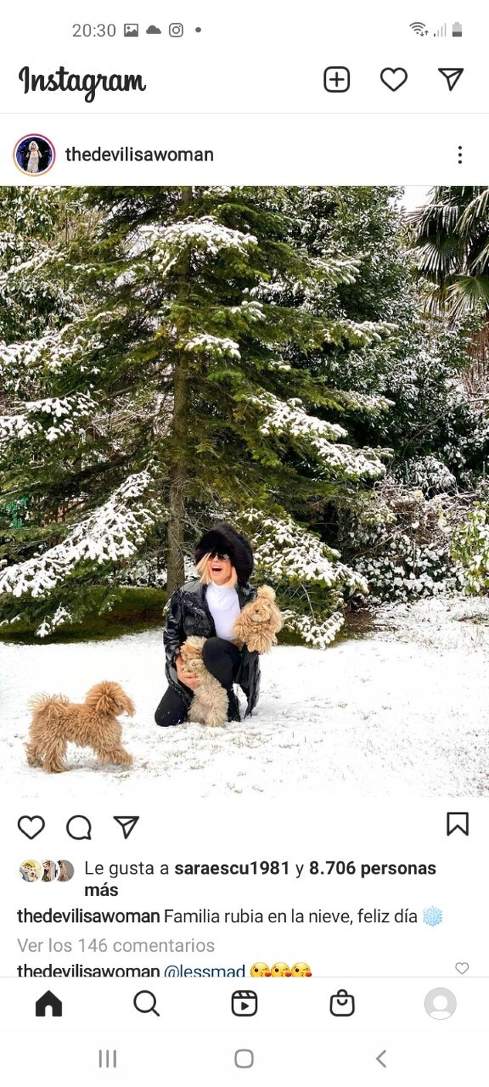 Bibiana Fernández la más ideal, con sus mascotas en el jardín de su casa