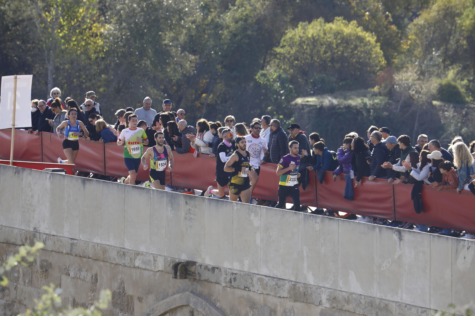 La gloria de cruzar la Puerta del Puente: imágenes de la meta de la 36 Media Maratón de Córdoba