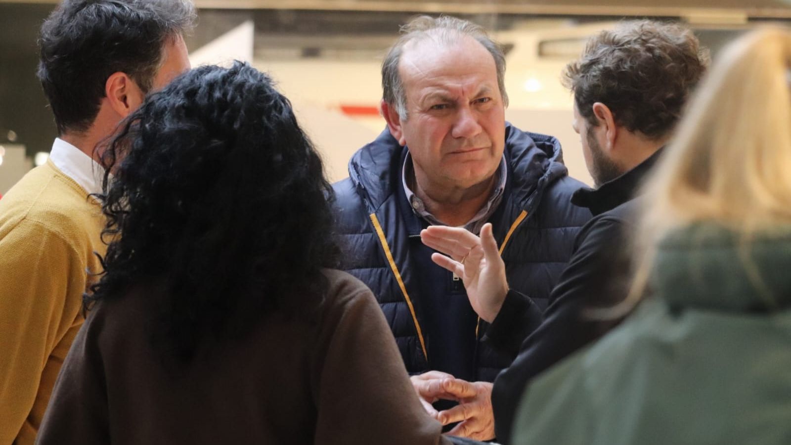 El alcalde de Dúdar, Raúl Fenández, hablando con sus vecinos