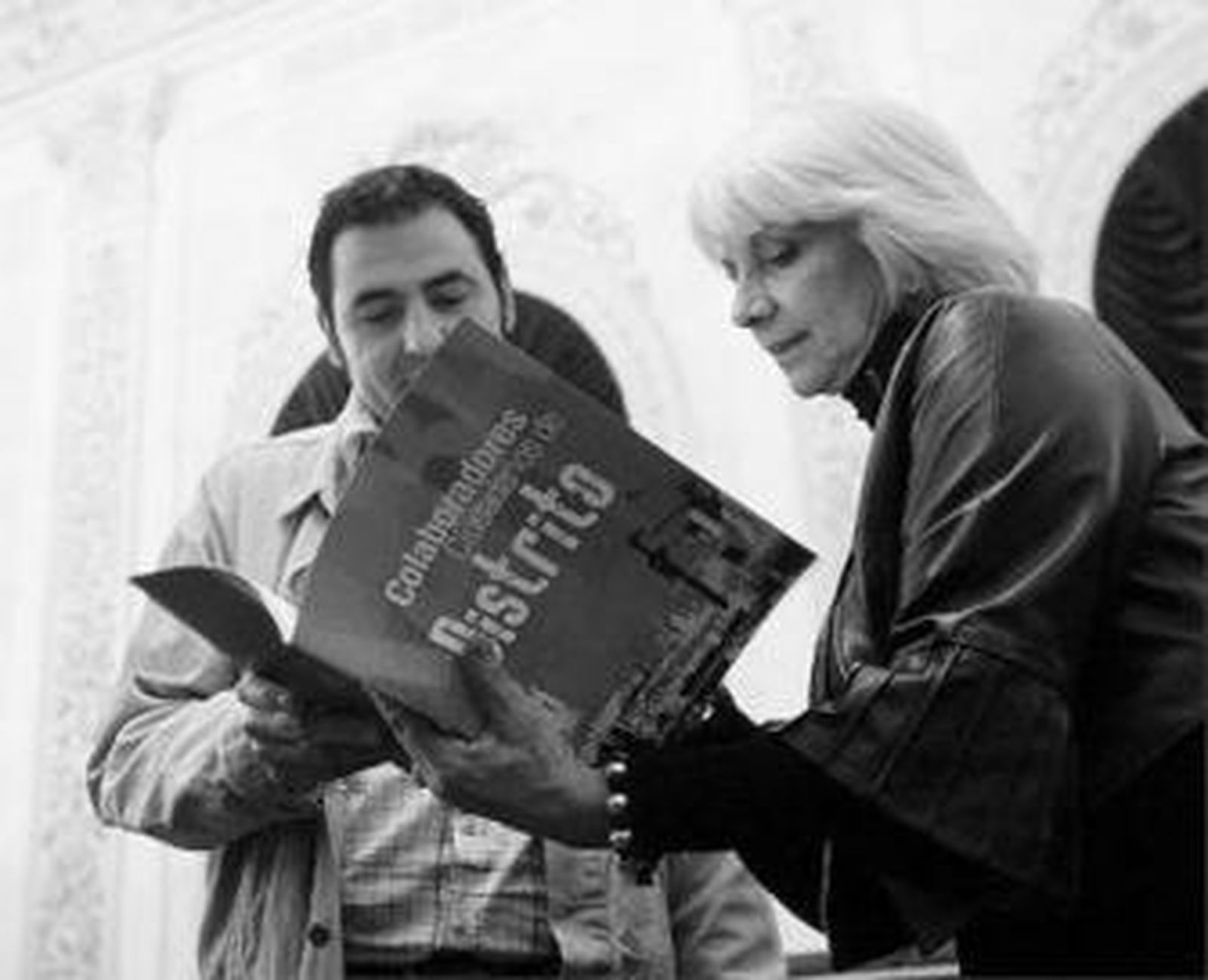 La alcaldesa entrega el dossier a uno de los colaboradores.