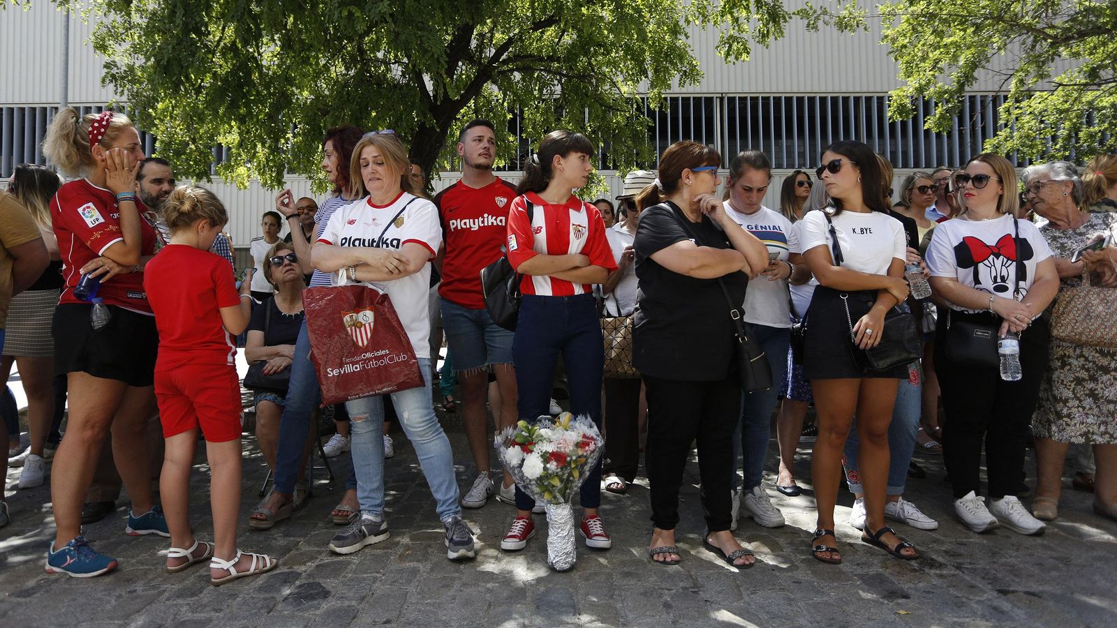 La afición, aguardando pese al intenso calor la llegada del féretro de Reyes.