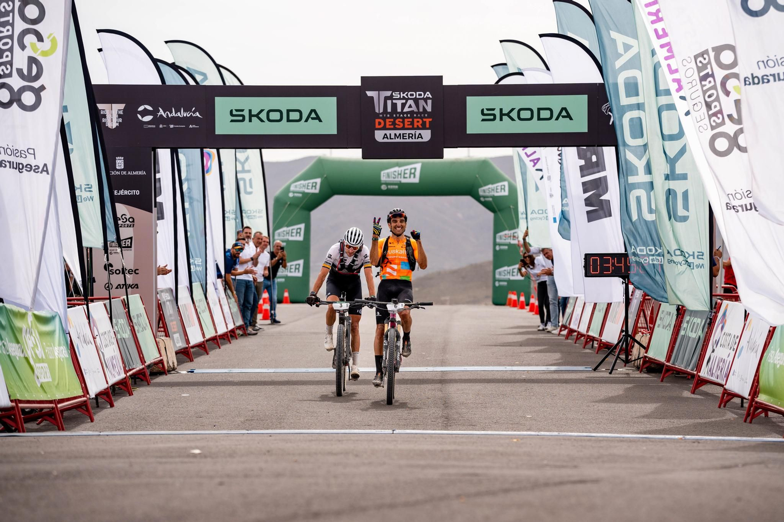 El italiano Riccardo Chiarini a su llegada a la línea de meta de la tercera etapa de la Titan Desert Almería.