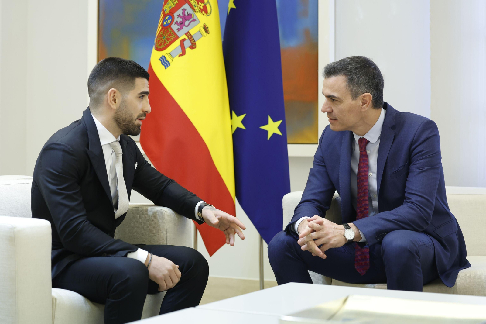 Las imágenes del recibimiento de Pedro Sánchez a Ilia Topuria en La Moncloa