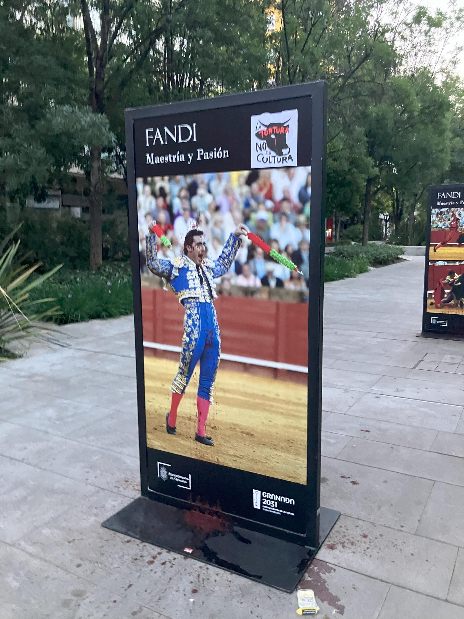 Los diferentes carteles de la exposición han amanecido manchados de rojo