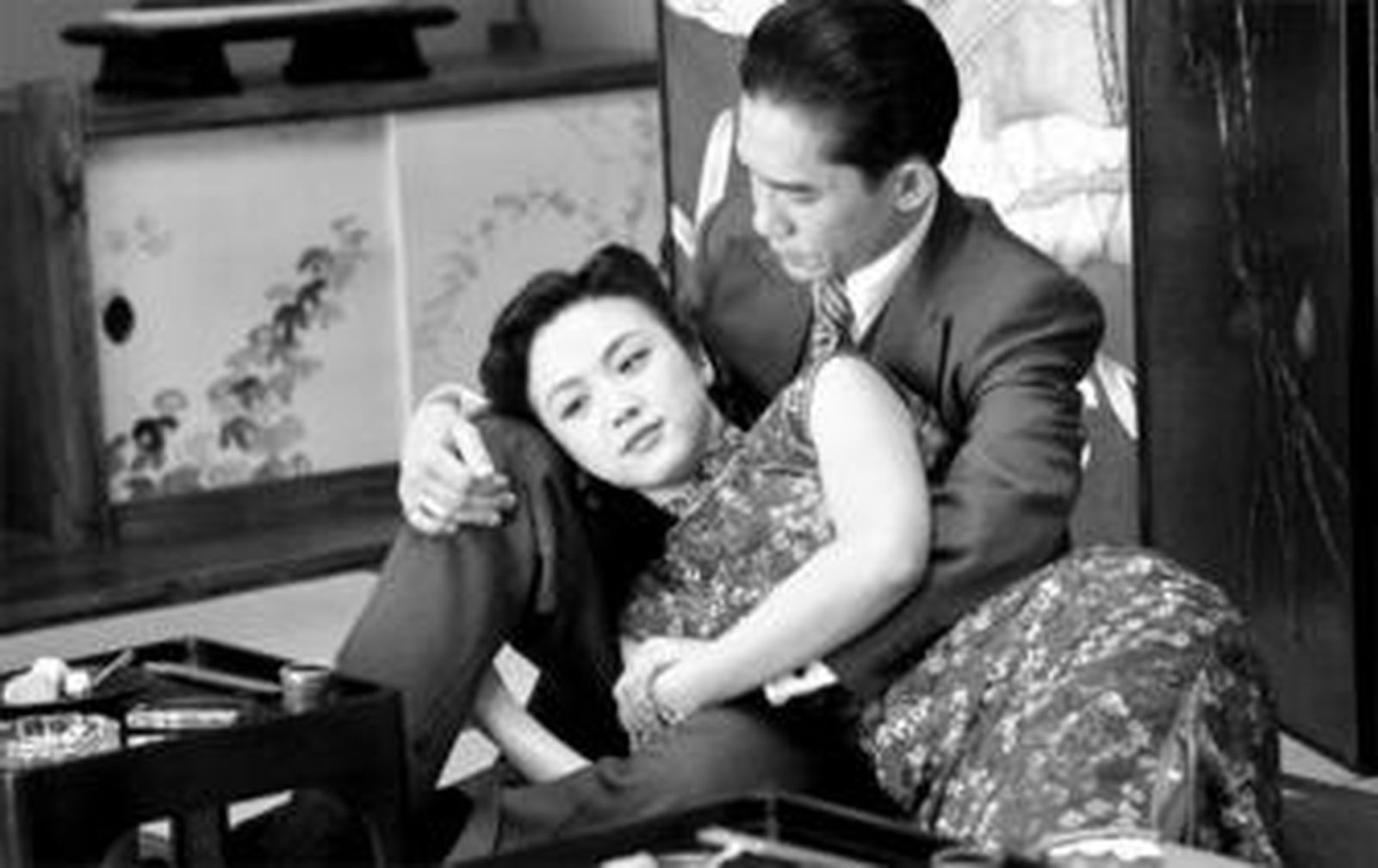 1. Un fotograma de 'Deseo, peligro', película en la que Ang Lee plantea una historia de amor y espionaje con la que consiguió ganar el León de Oro de la 64ª Mostra de Venecia. 2. El veterano Dustin Hoffman ('Tootsie') regresa a la cartelera con 'Mr. Magorium y su tienda mágica', en la que interpreta al dueño de una tienda de juguetes que a sus 243 años se plantea la retirada. 3. John Cusack ('Medianoche en el jardín del bien y del mal') lo pasa muy mal en la habitación 1408 	del Hotel Dolphin.