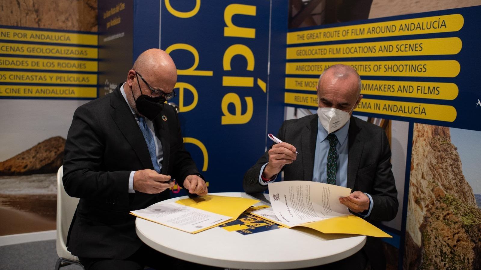 El alcalde, Antonio Muñoz, firma un acuerdo con el presidente de Spain Film Commission, Carlos Rosado en Fitur.