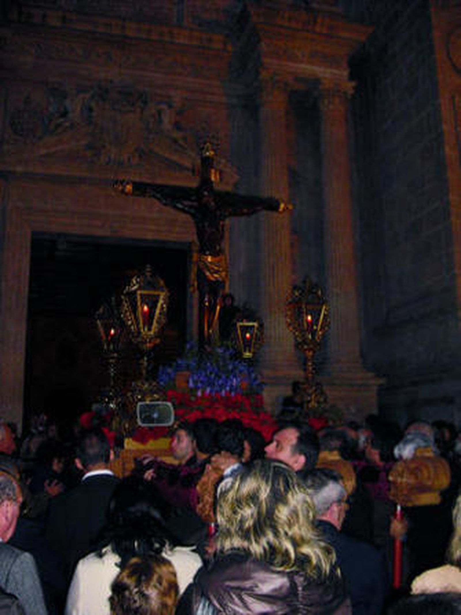 El Cristo de la Escucha salió de la Catedral a las cinco de la madrugada del Viernes Santo.