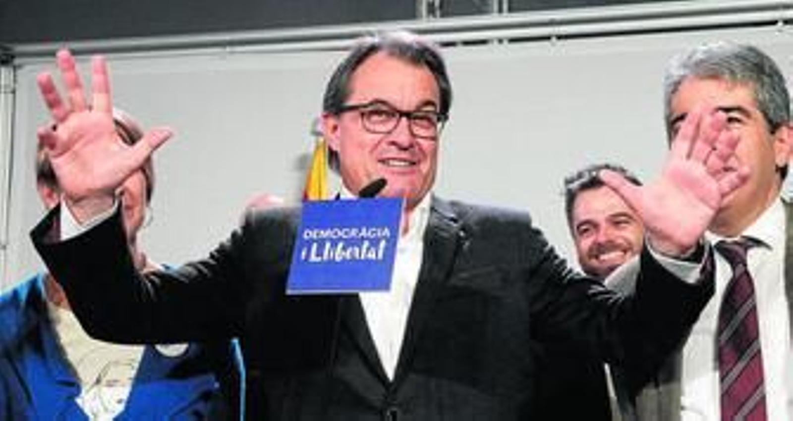 El presidente de CDC, Artur Mas, abre los brazos en su comparecencia para valorar los resultados de Democràcia i Llibertat con Francesc Homs a su lado.