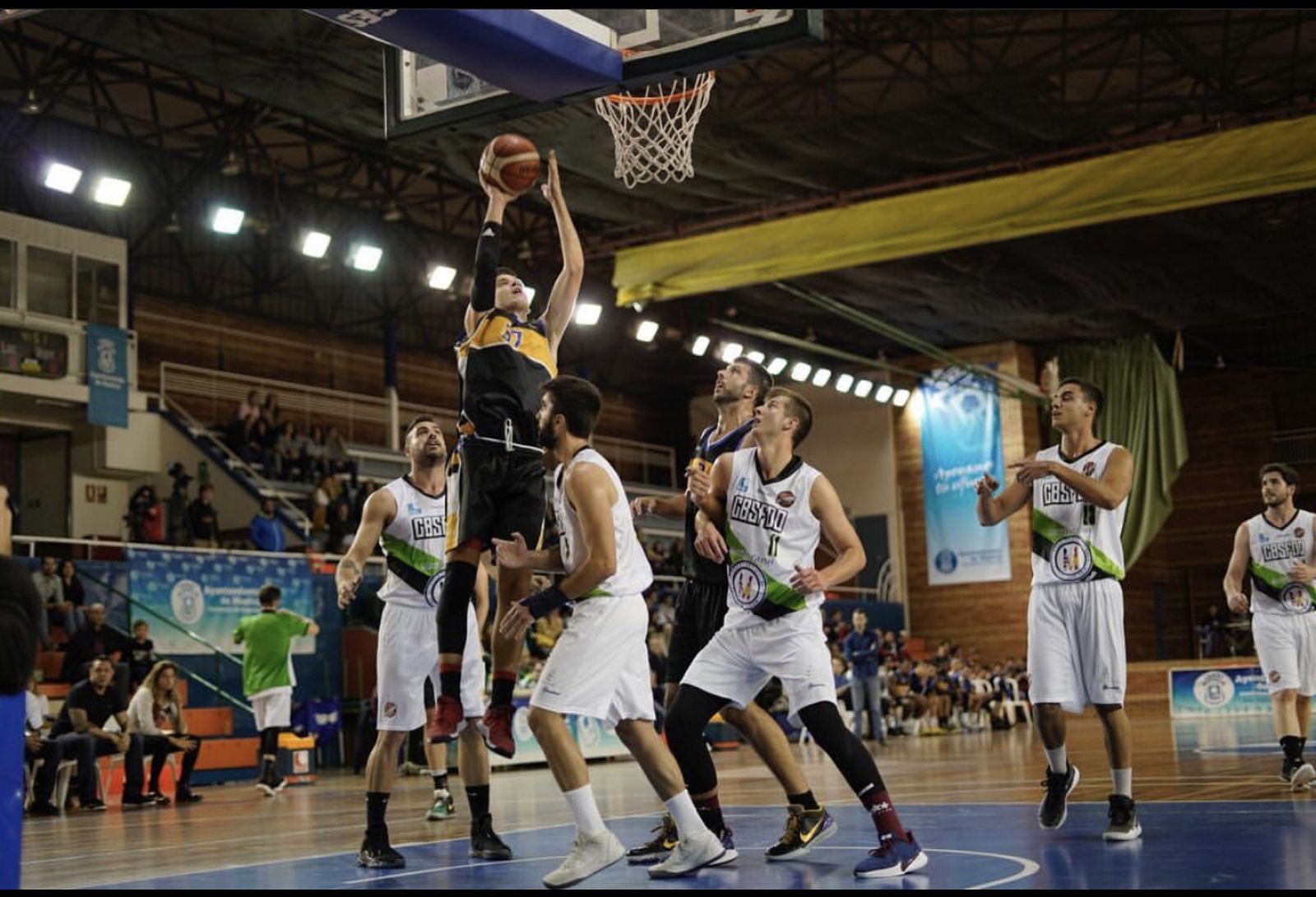 Jugadores del CB San Fernando defienden un ataque de su rival.
