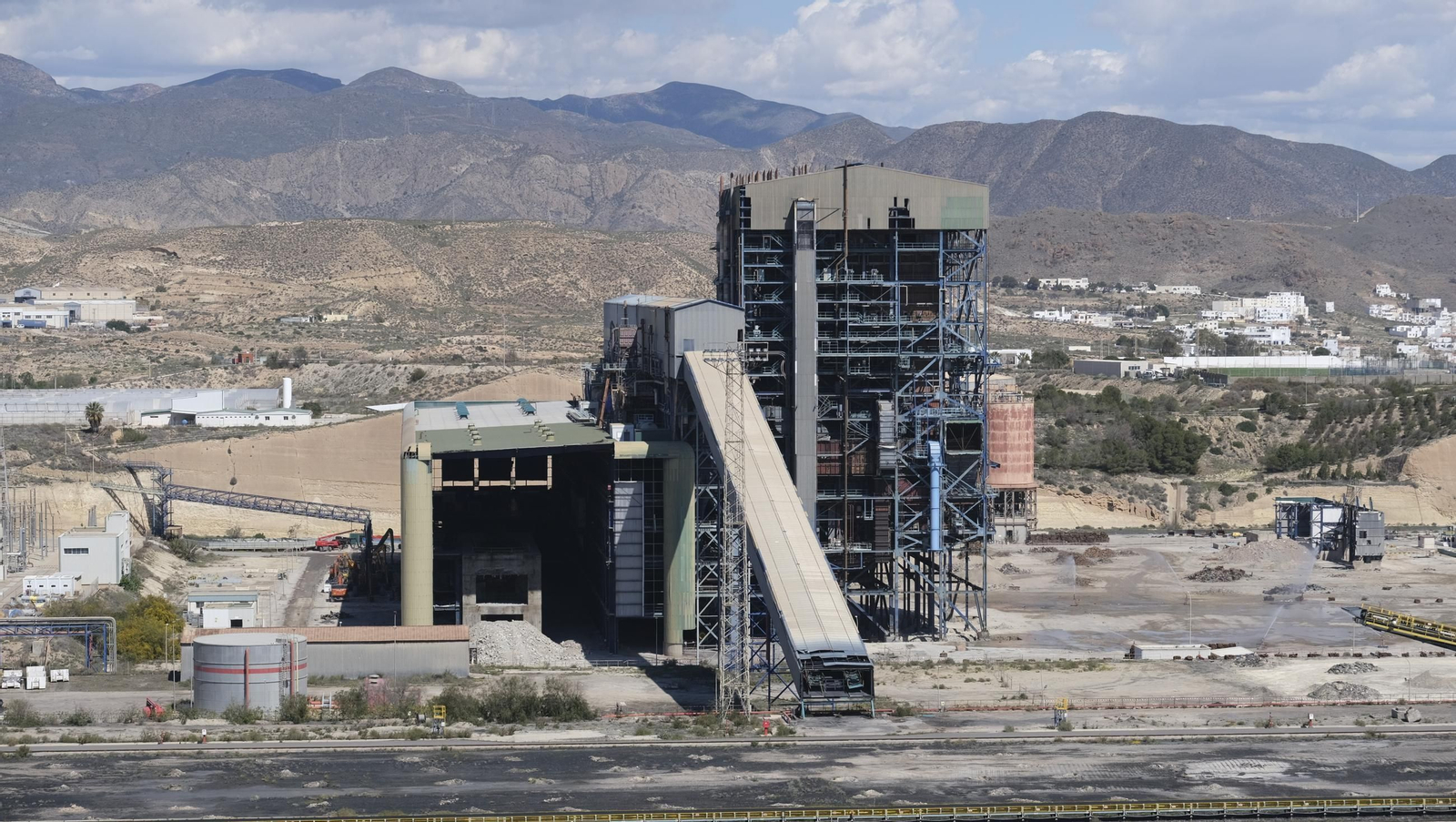 La voladura-demolición de la central térmica de Endesa en Carboneras, en imágenes