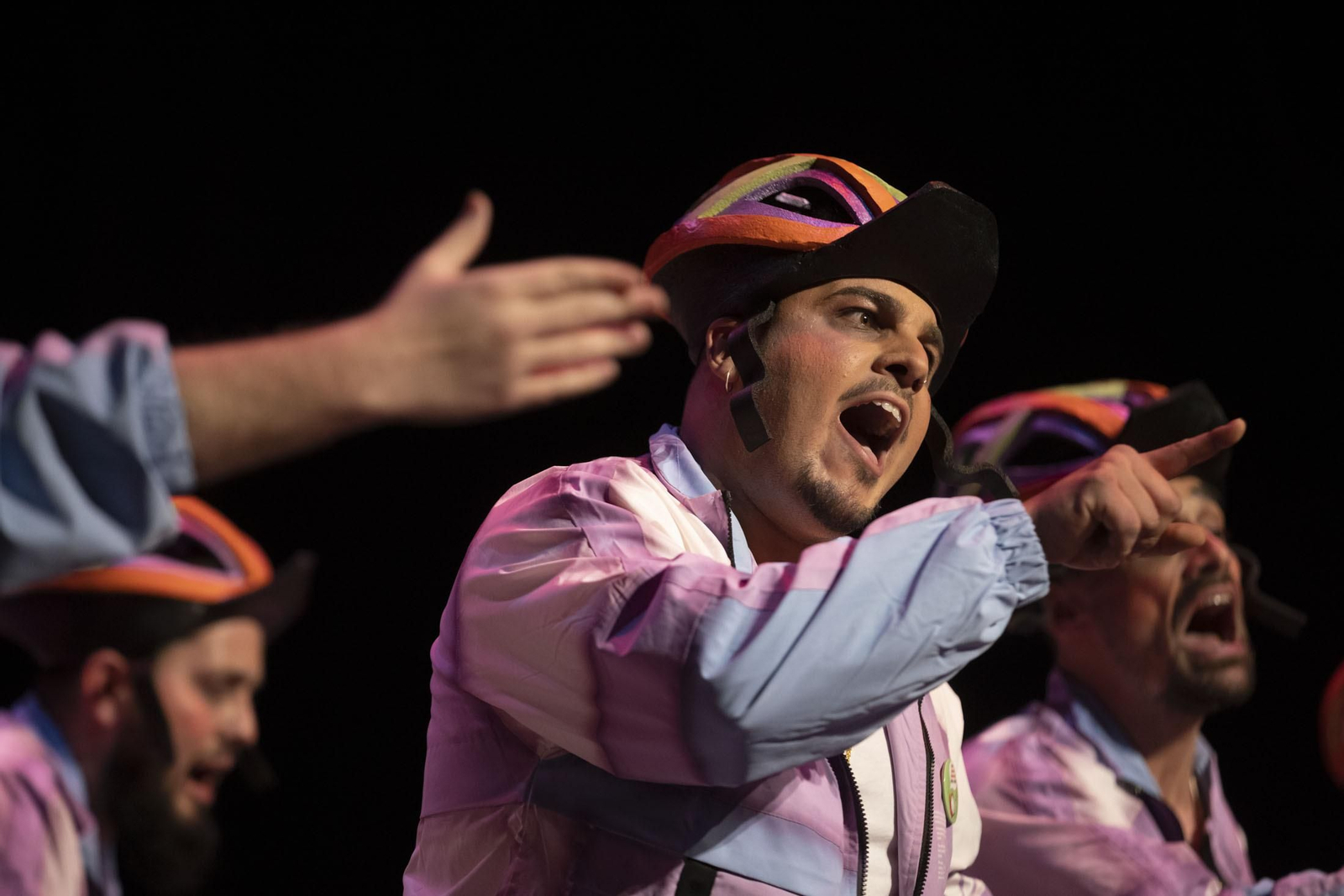 Imágenes de la actuación de la murga de Huelva '#QuedatEnCasa' en el Carnaval Colombino