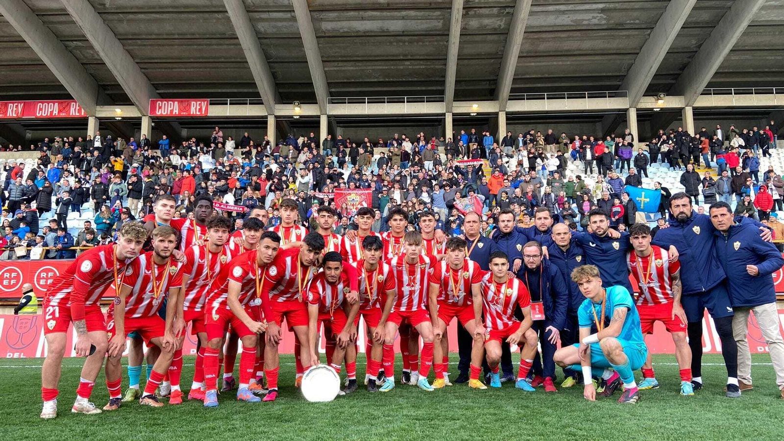 Los rojiblancos posan con el trofeo de subcampeón de la Copa del Rey Juvenil el pasado curso tras caer en la final ante el Real Madrid.