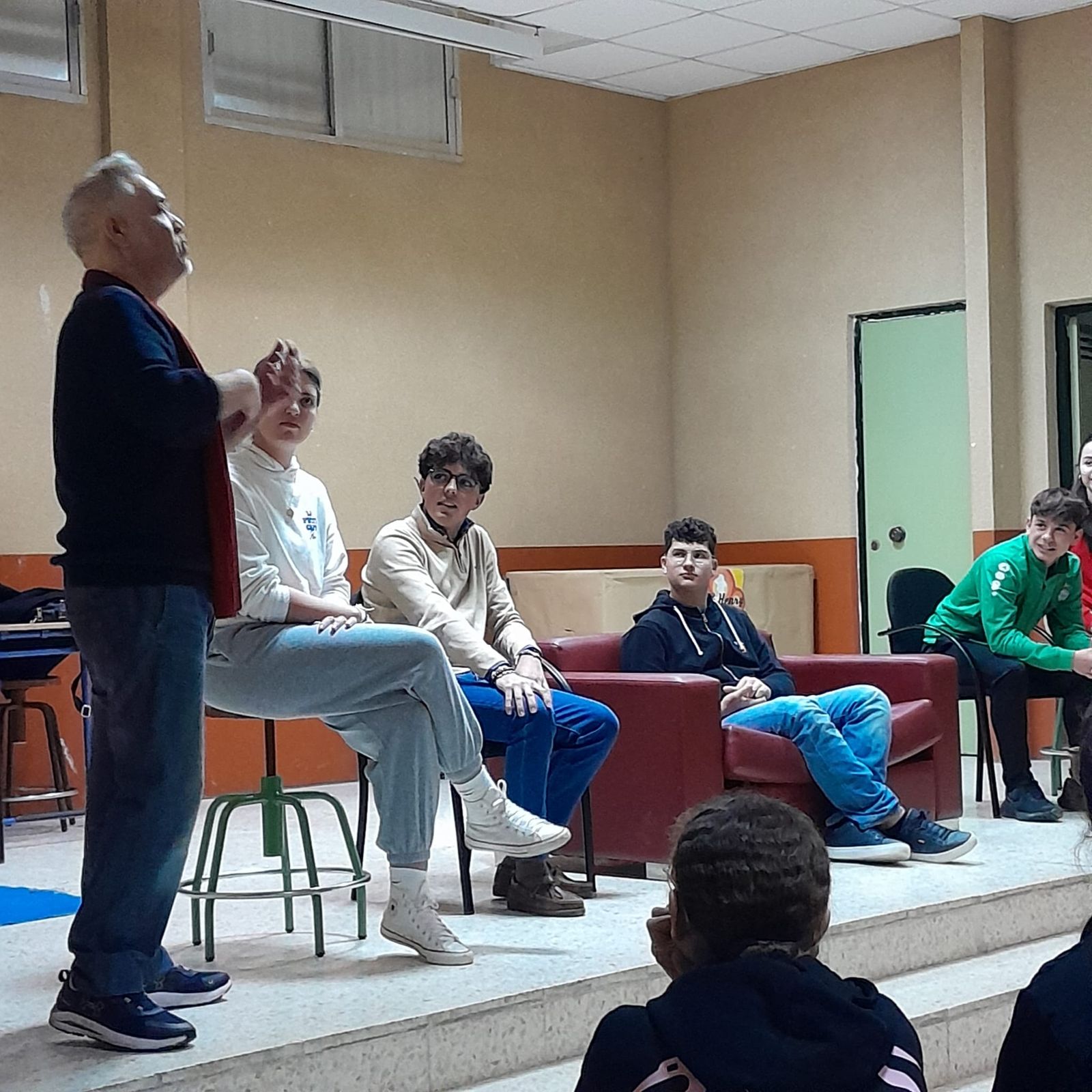 El acto Monchi con varios alumnos del IES Sancti Petri en San Fernando