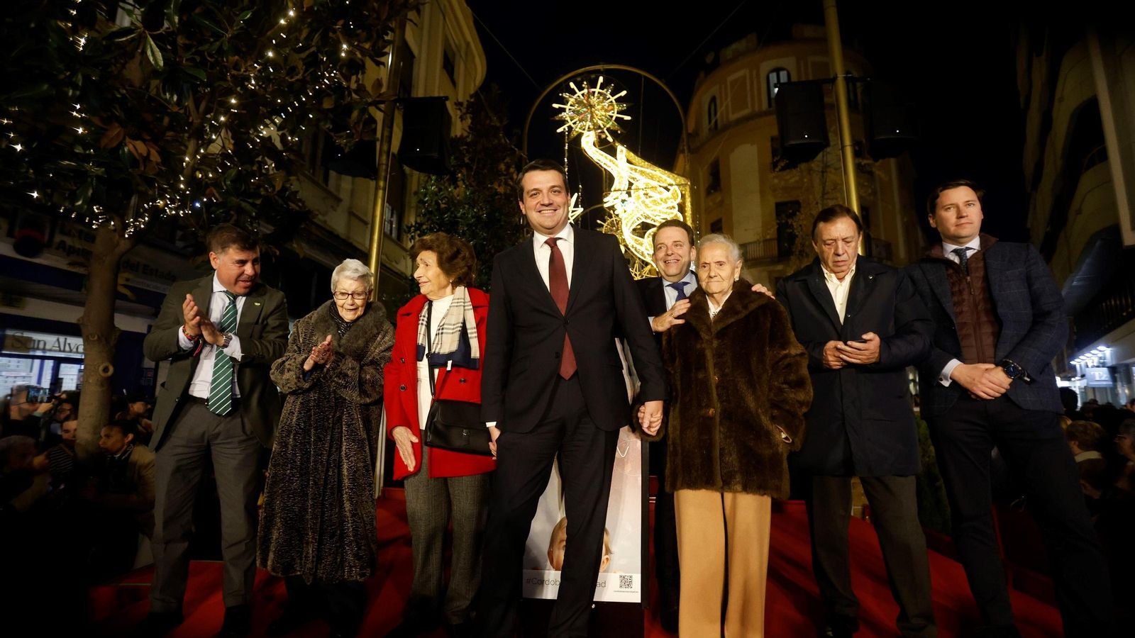 El alcalde y otras autoridades posan con las tres cuidadoras de patios. El alcalde y otras autoridades posan con las tres cuidadoras de patios.