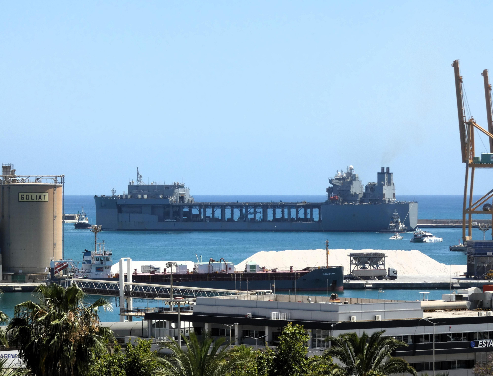 Maniobra de atraque en el muelle de levante.