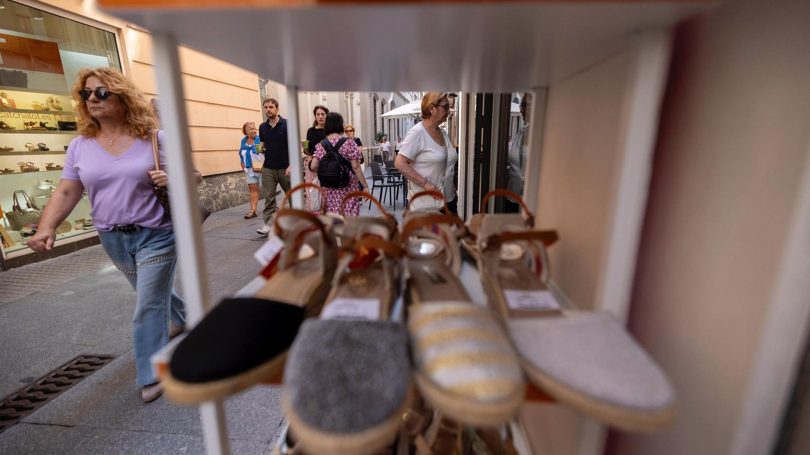 Una de las varias zapaterías que existen en la calle San Francisco de Cádiz.