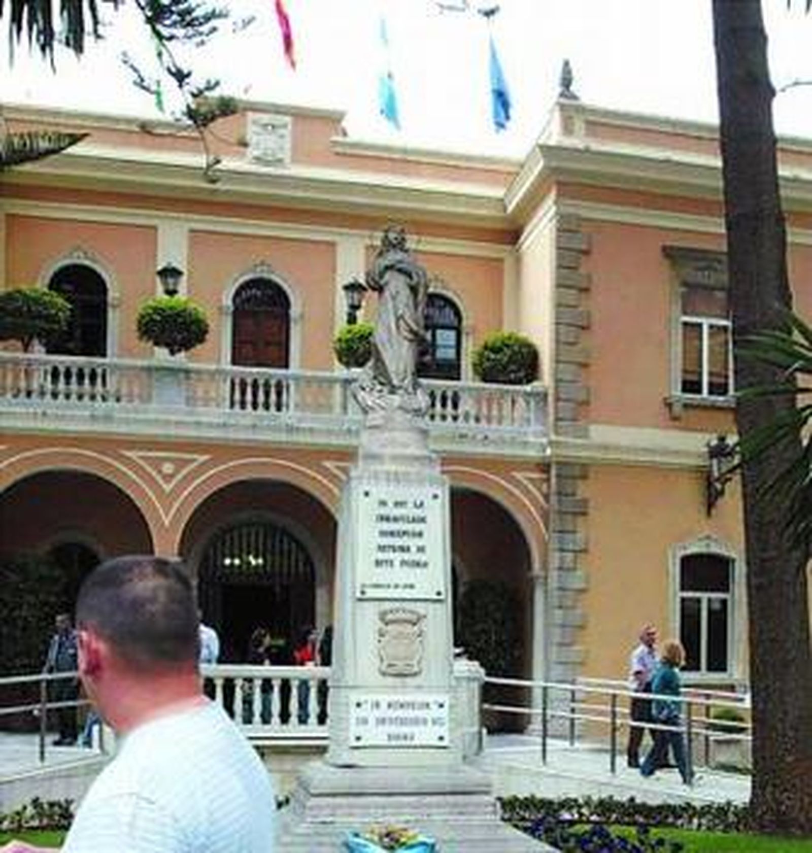 Imagen del acceso principal al Ayuntamiento de La Línea.