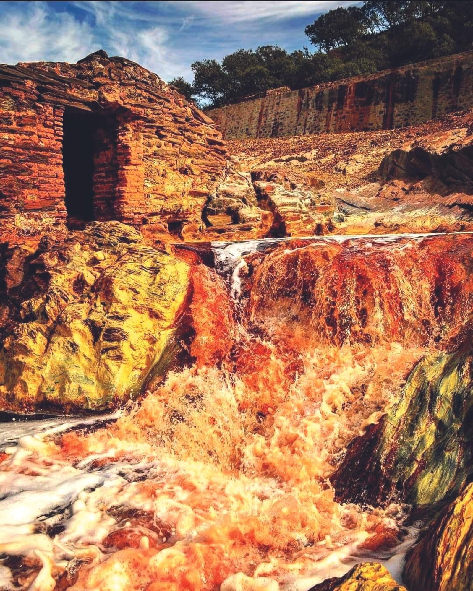 El río Tinto y uno de sus molinos harineros