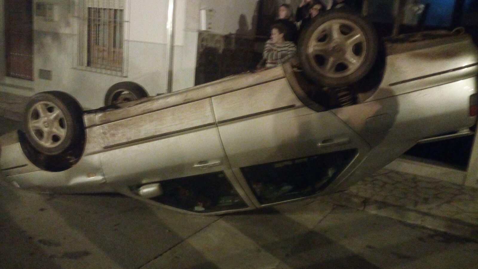 Un coche de un ciudadano rumano, volcado en Pedrera en 2018.