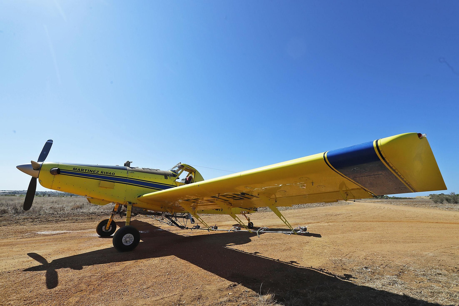 Imágenes del vuelo demostrativo de los medios aéreos del servicio de control de mosquitos