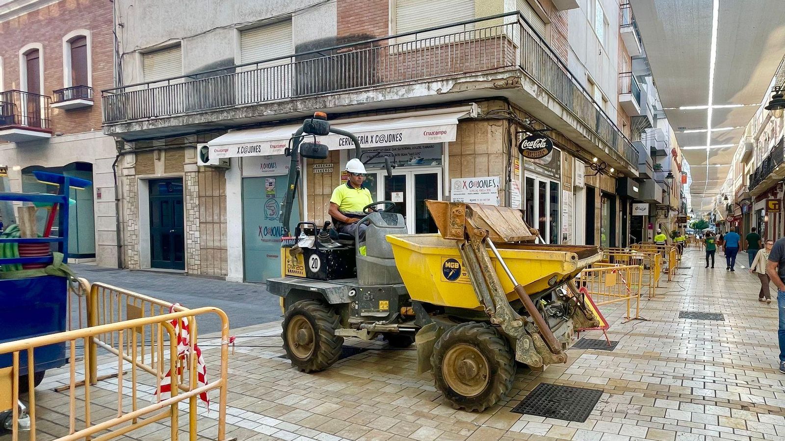 Trabajos para mejorar la red de abastecimiento en la calle Berdigón del centro urbano. Trabajos para mejorar la red de abastecimiento en la calle Berdigón del centro urbano.
