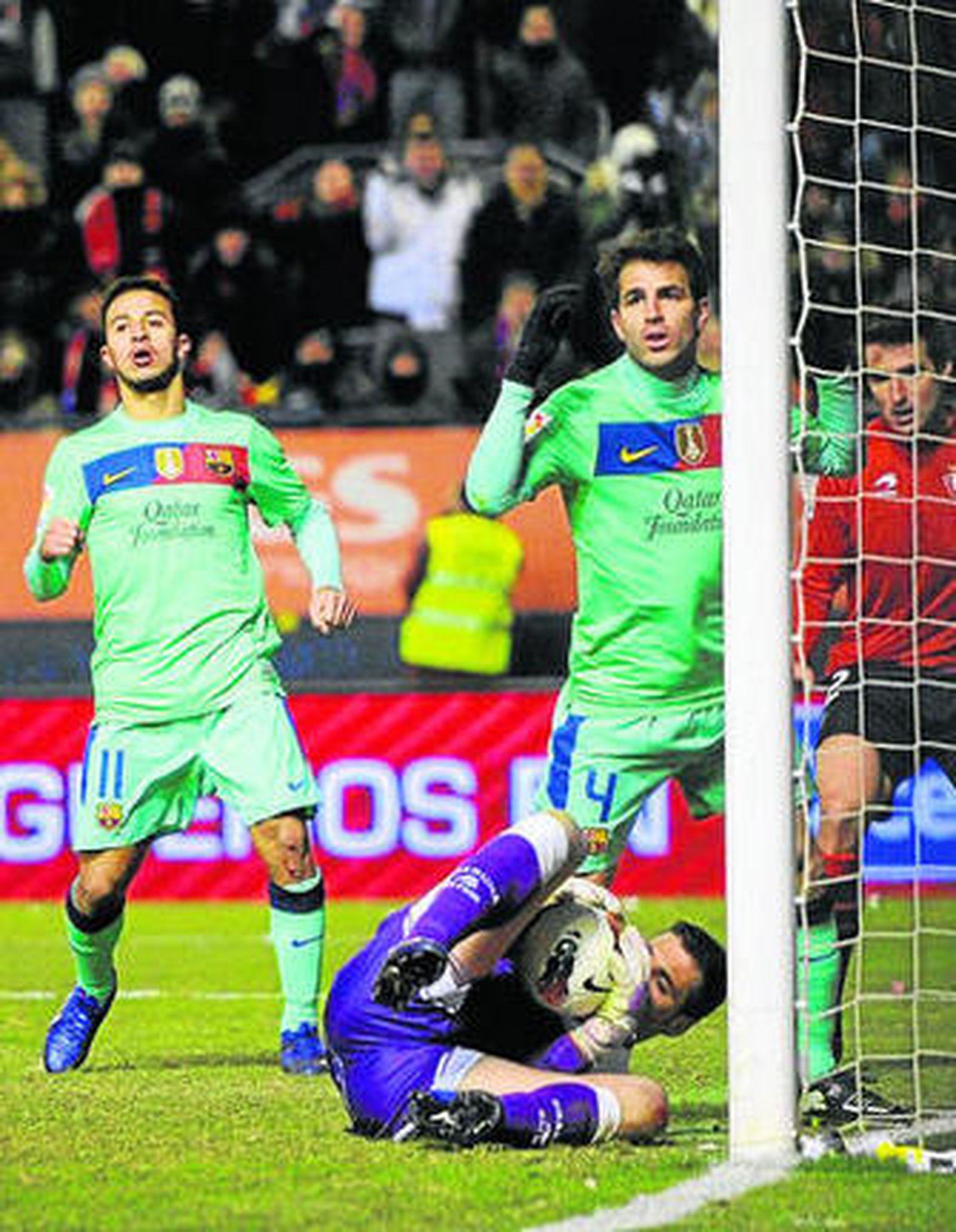 Thiago y Cesc se lamentan tras una parada de Andrés Fernández.