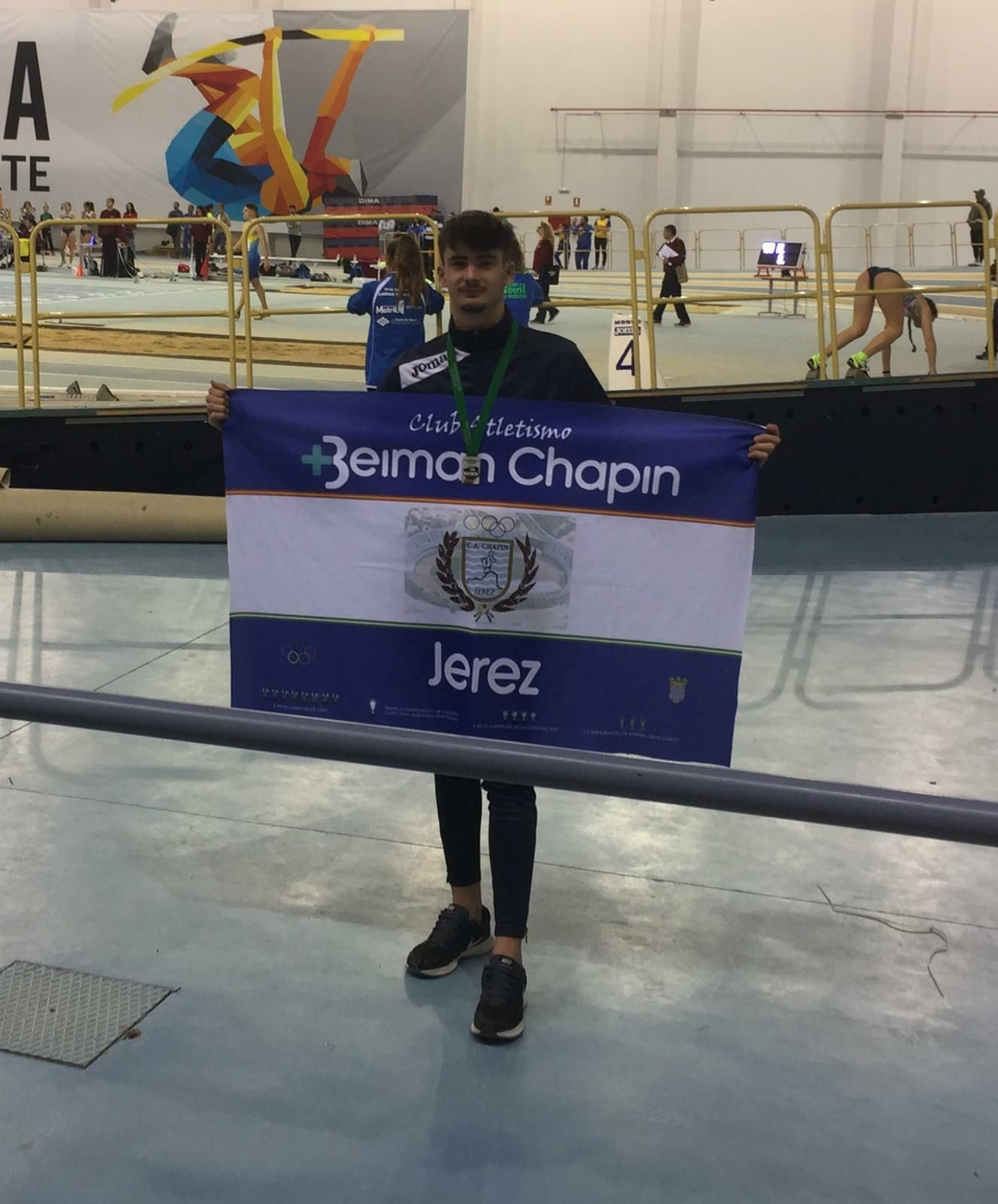 Rafael Benítez, con la bandera del club Beiman Chapín y la medalla de plata.