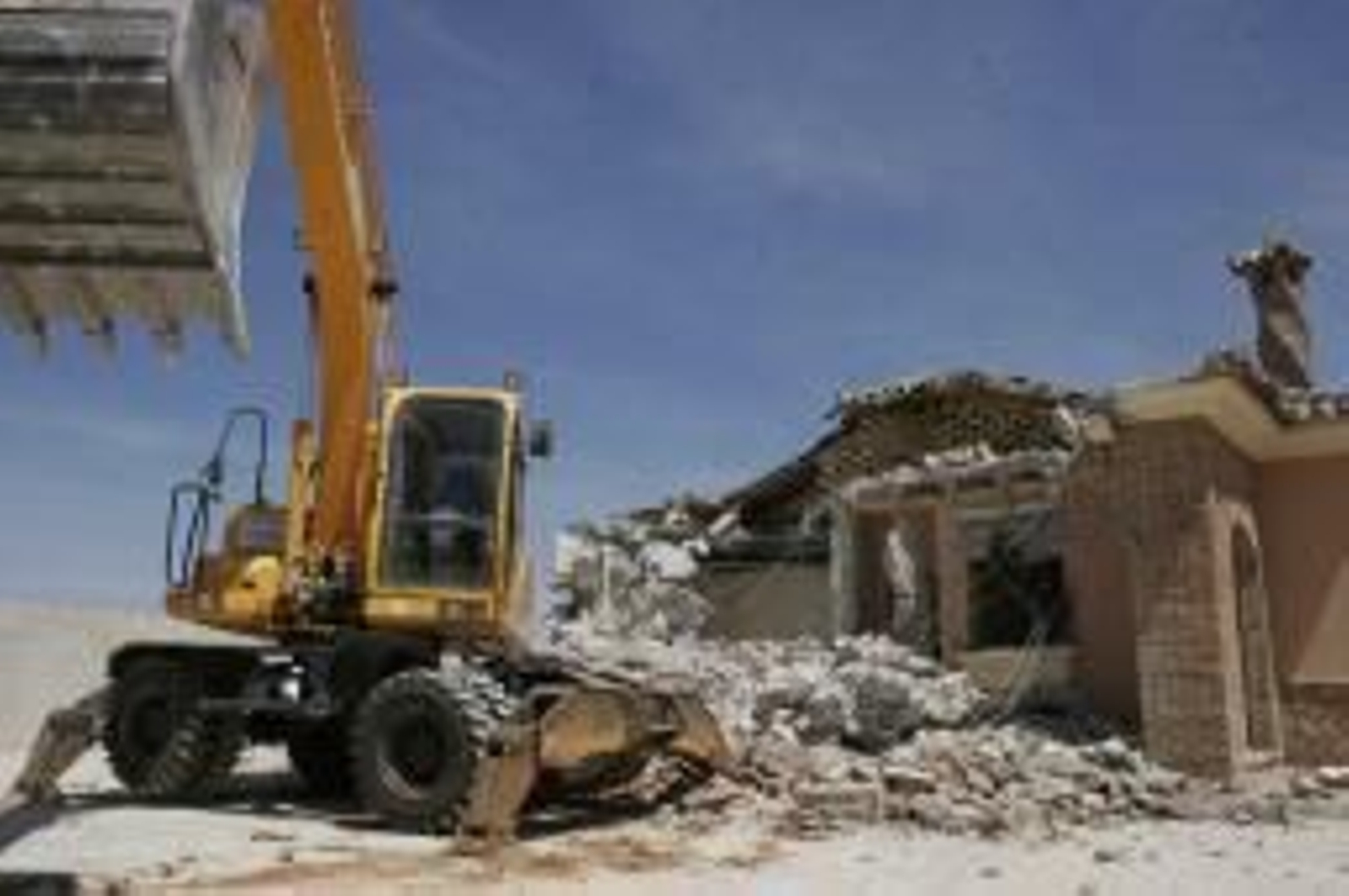 Derribo voluntario de una vivienda ilegal en El Puerto.