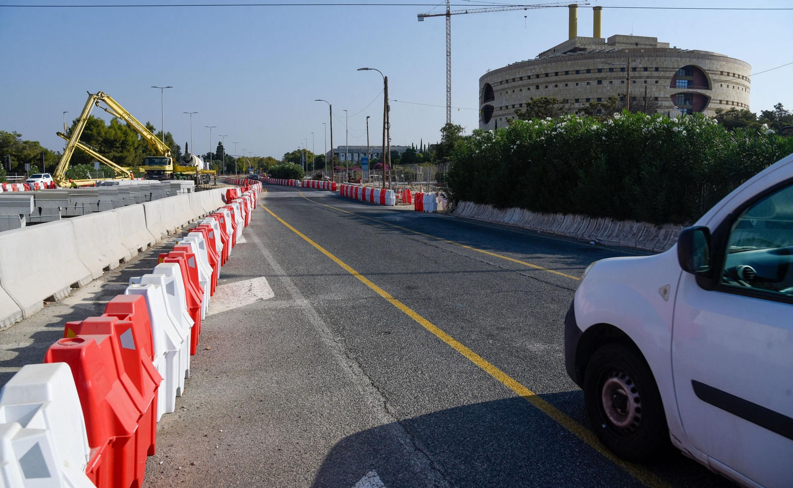 La avenida Carlos III afectada por las obras del carril Bus VAO Sevilla-Salteras