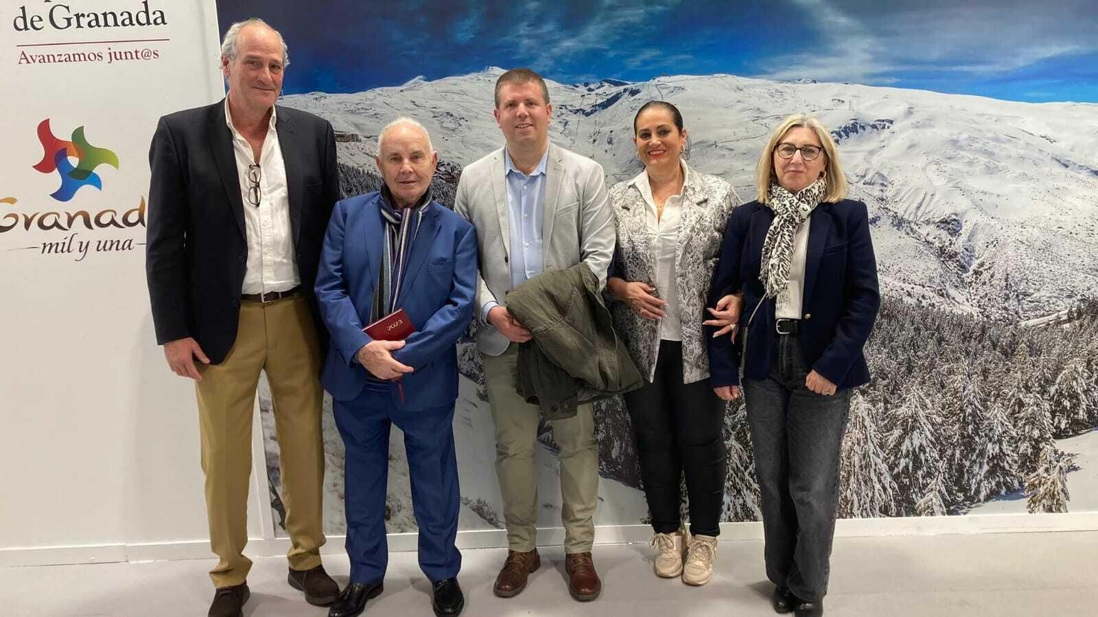 El alcalde y la concejala de Turismo de Monachil presentan la nueva plataforma turística en Fitur.