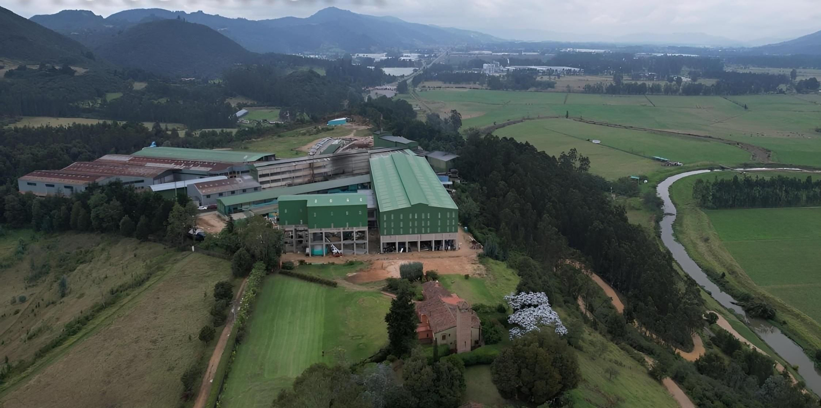 Vista aérea de la fábrica de la compañia colombiana Papeles y Corrugados Andina.