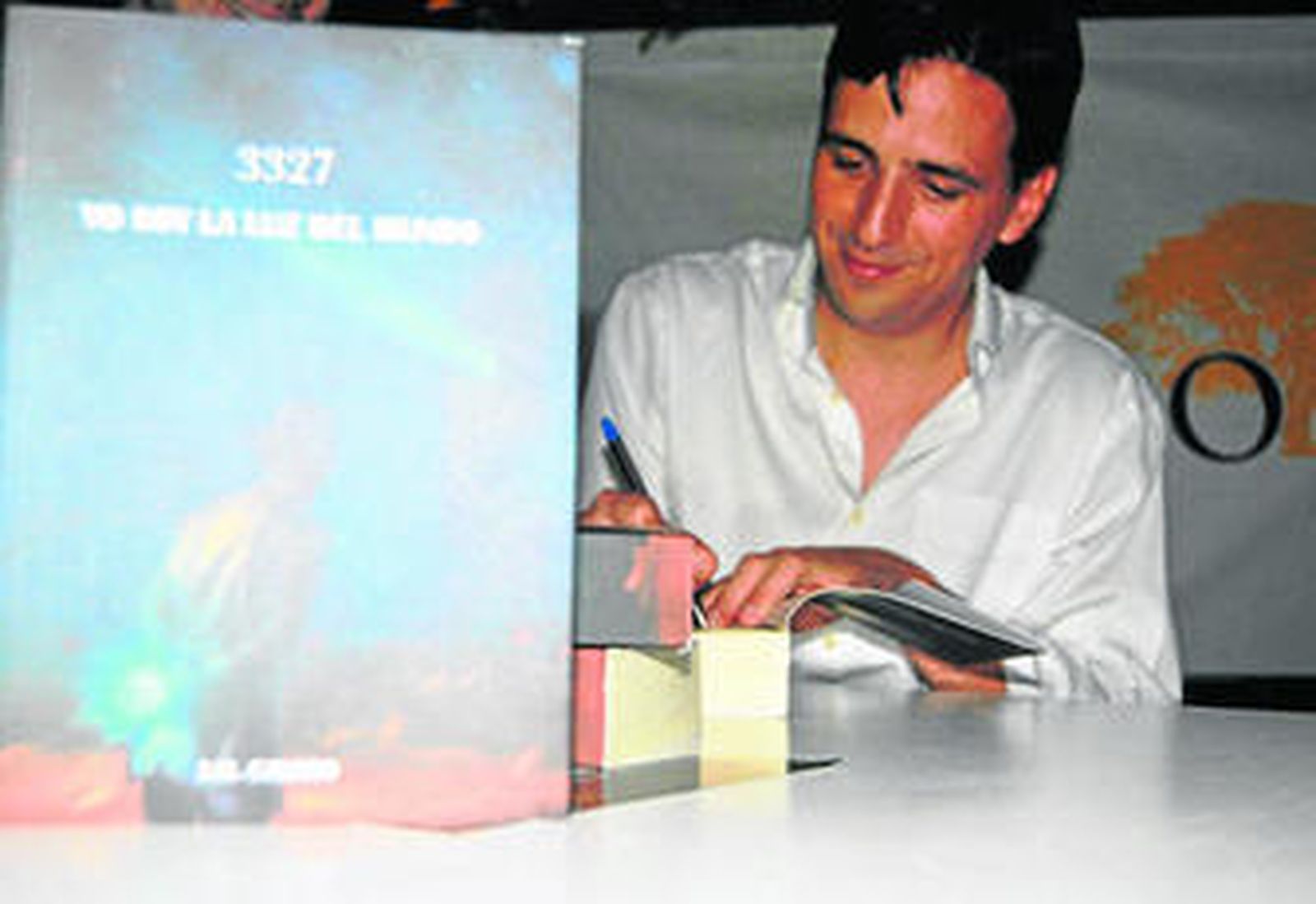 Juan Manuel Calero firma un ejemplar de su libro en la presentación que se llevó a cabo en Sevilla.