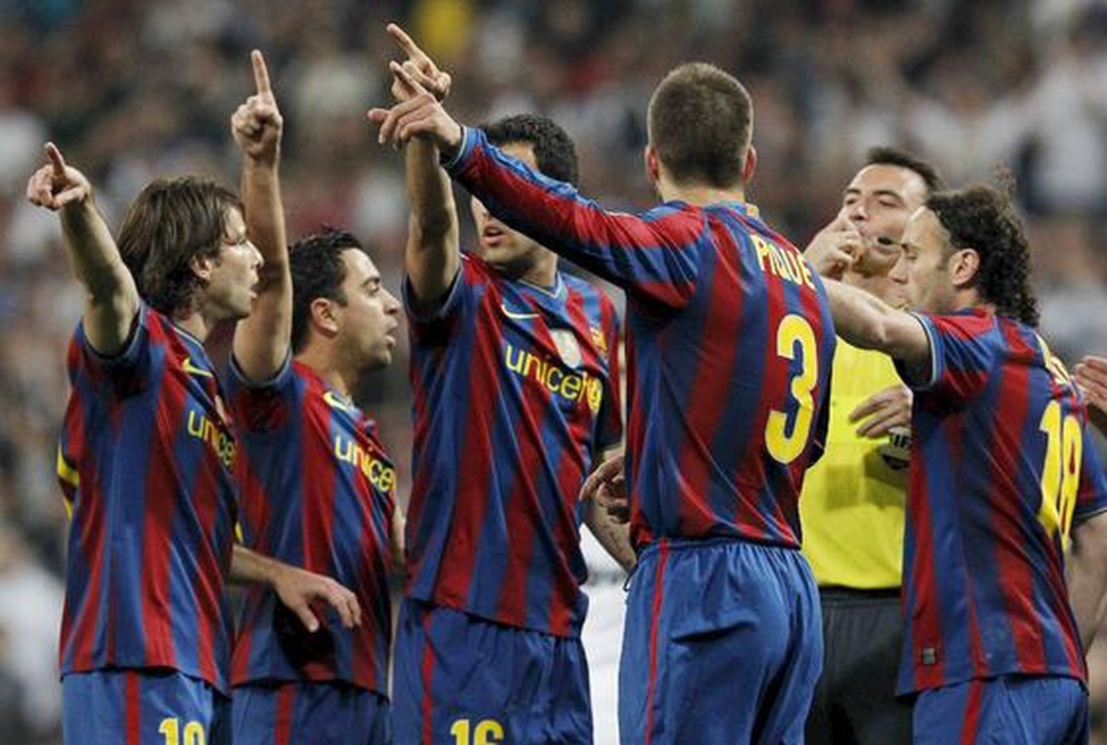 El Barcelona da un golpe casi definitivo a la Liga en el Santiago Bernabéu. / EFE