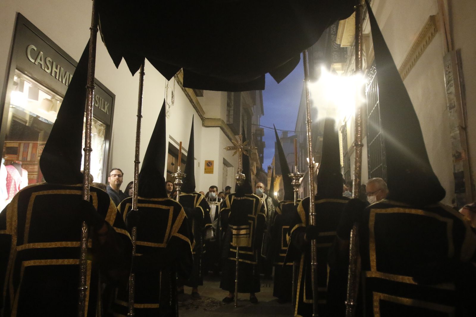 Lunes Santo en Córdoba: Las imágenes de la salida de la hermandad del Vía Crucis