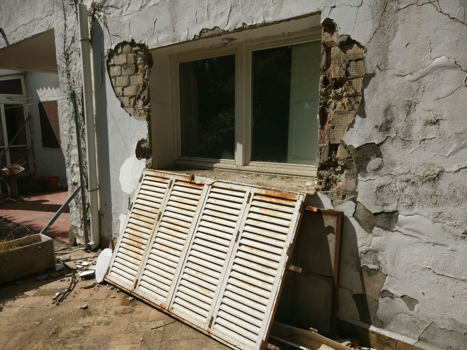 El cierre metálico arrancado de una de las viviendas.