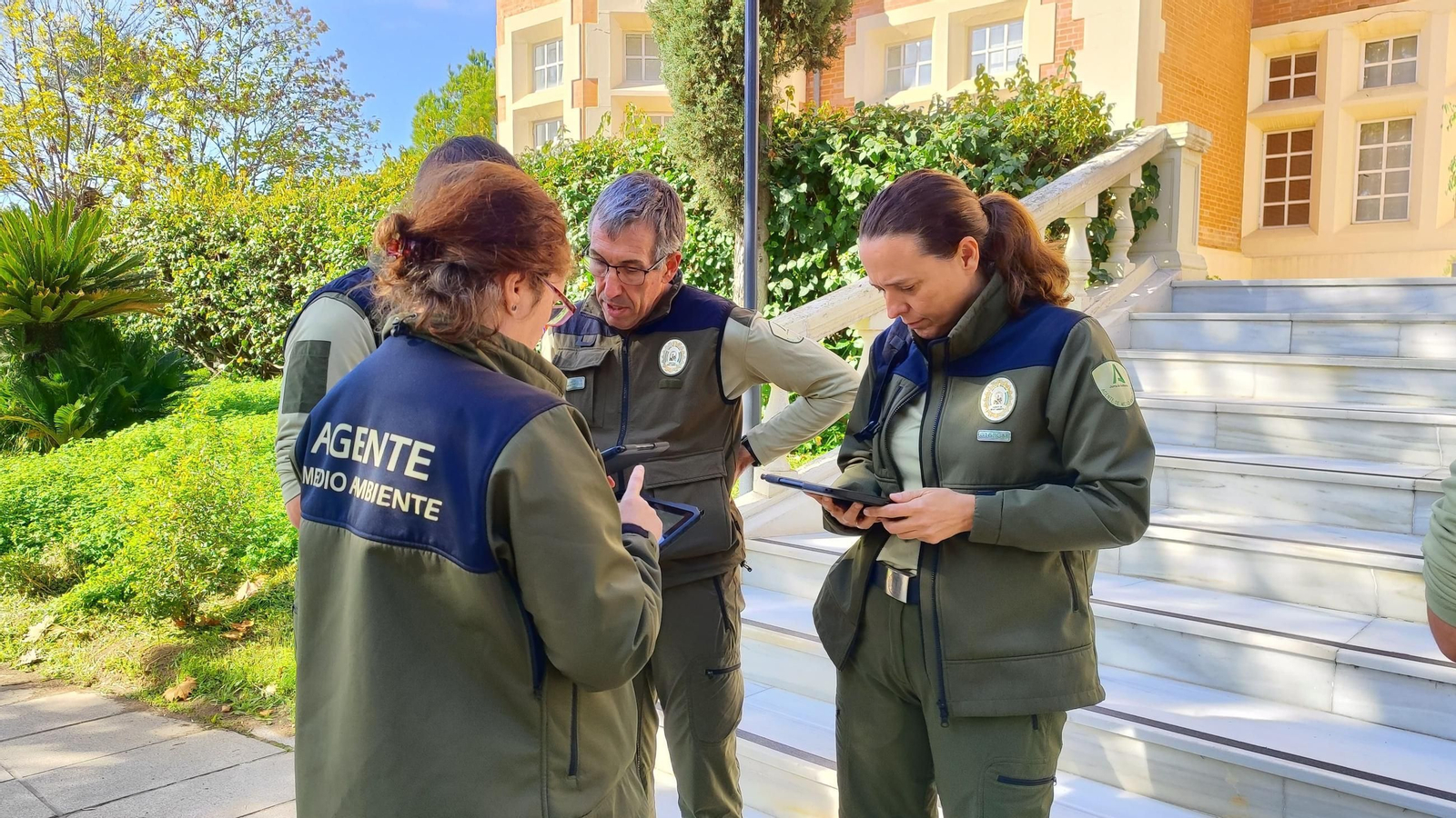 Los agentes de Medio Ambiente probando las nuevas tabletas.