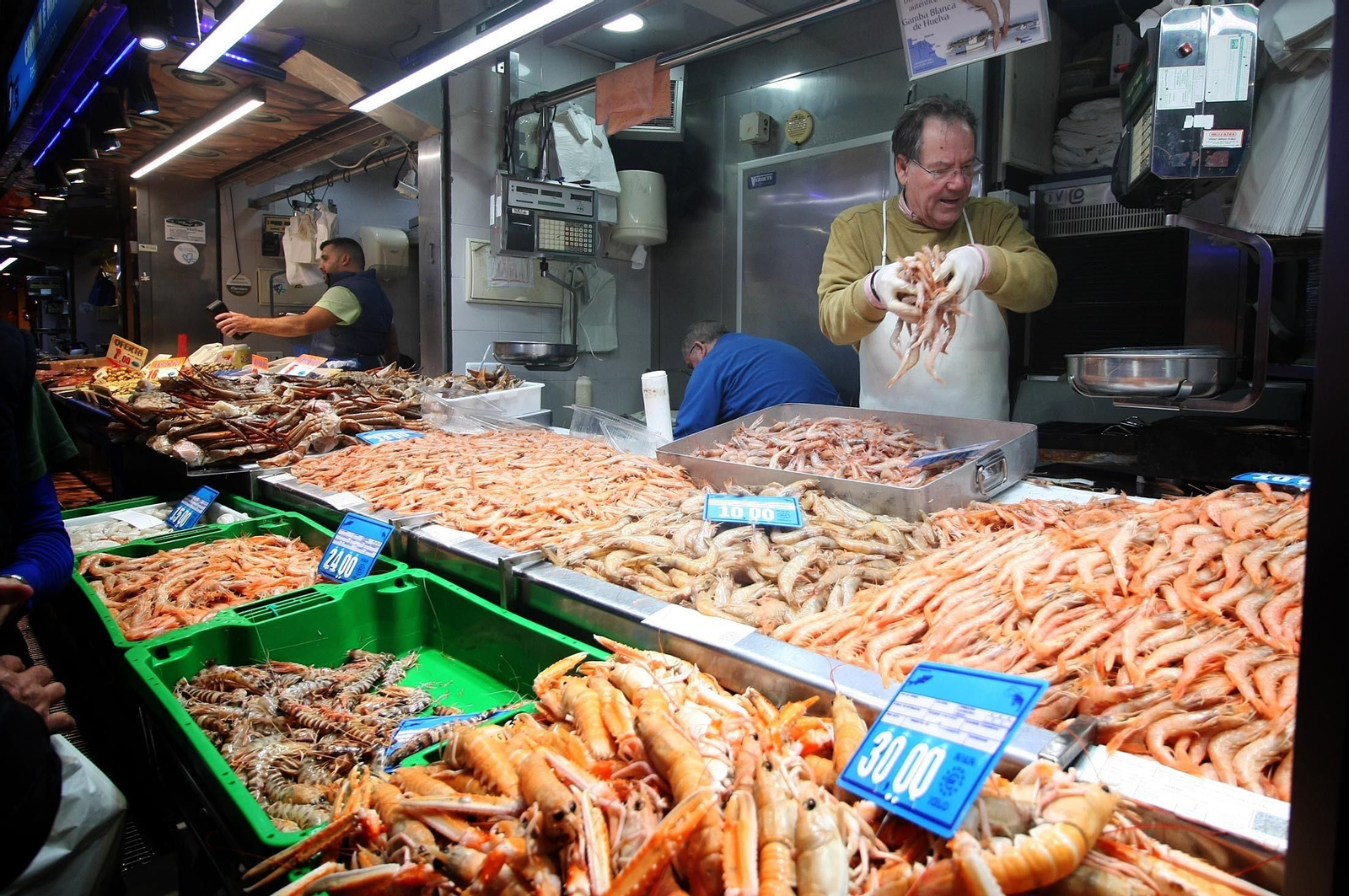 Imágenes del ambiente en el Mercado del Carmen de Huelva
