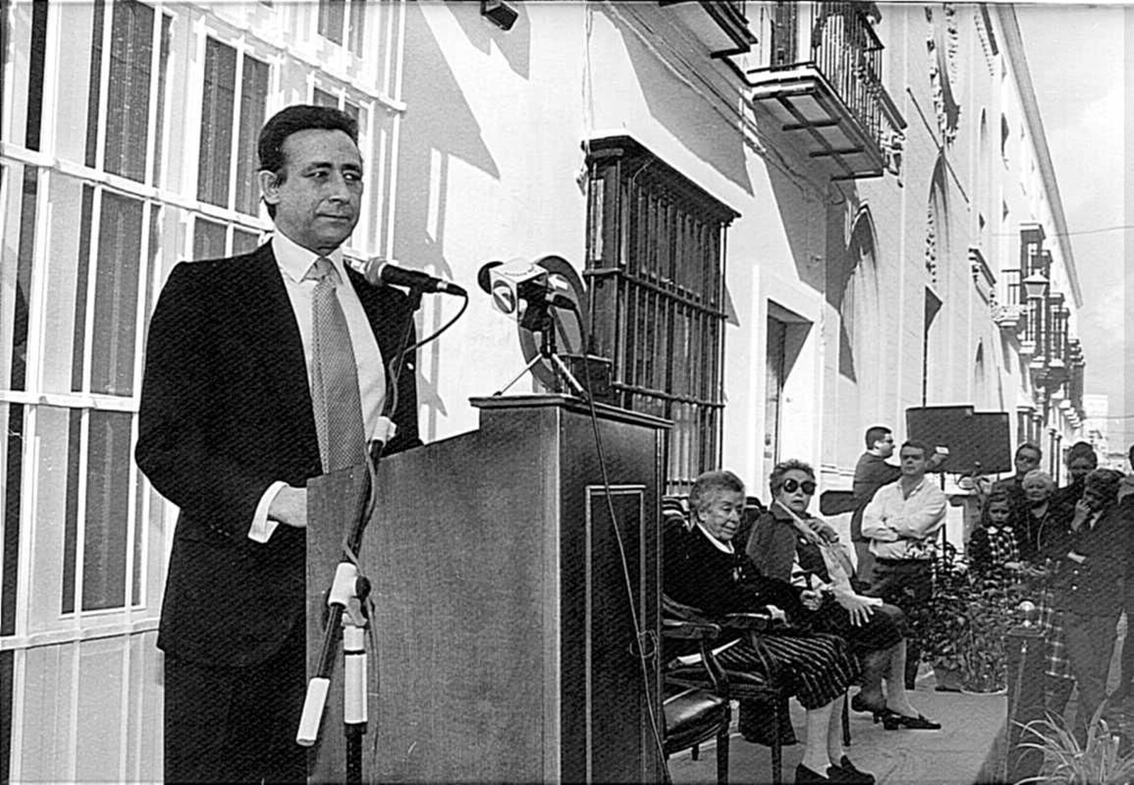 Alfonso Ussía en 1996 ante la casa natal de su abuelo, en la calle su nombre, Pedro Muñoz Seca, en El Puerto de Santa María, junto a la capilla de las Carmelitas